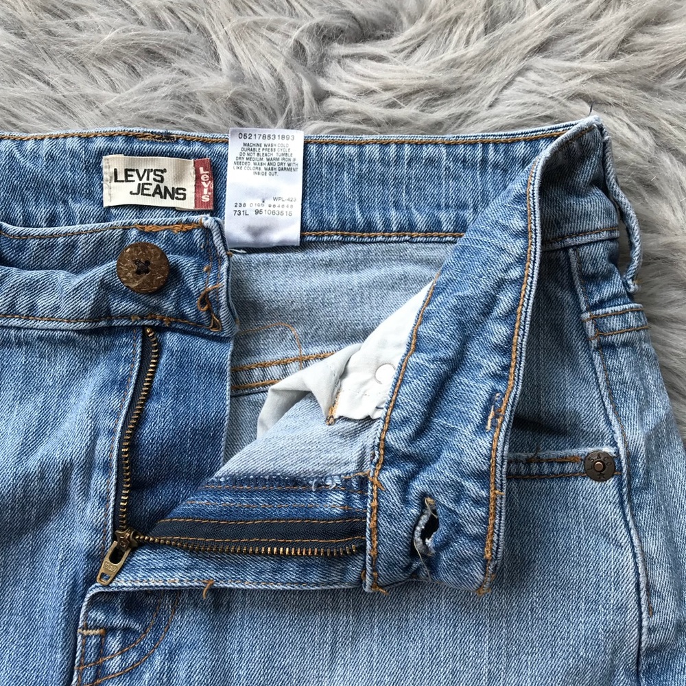 Levi Lightwash Denim Jean Skirt - Picture 2 of 8
